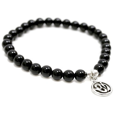 Pulseira de contas pretas com pendente circular prateado