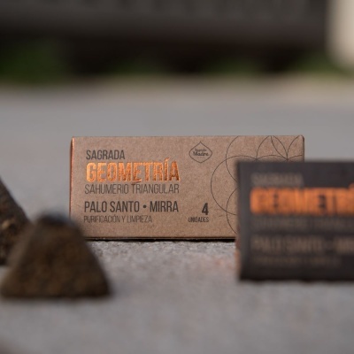 Caixa de incenso com texto em castanho e laranja e incensários triangulares castanhos