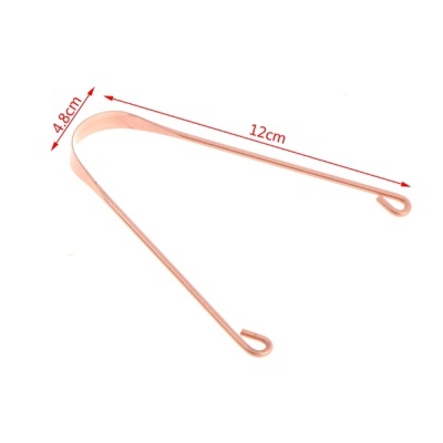 Utensílio metálico cor de cobre triangular com extremidades curvas e medidas em cm