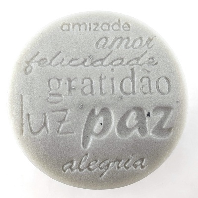 Disco branco com palavras em relevo relacionadas a sentimentos e emoções.