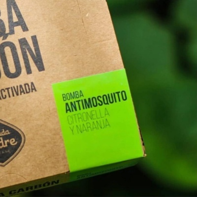 Embalagem de cartão marrom com etiqueta verde de bomba antimosquito
