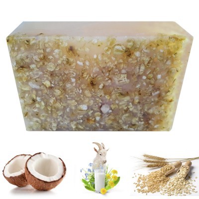 Barra de sabão artesanal com aveia, coco partido, leite e flores, e espigas de aveia