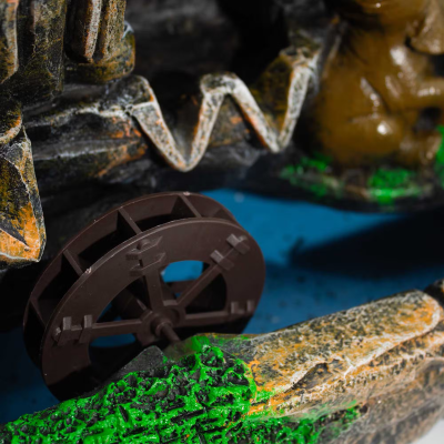 Roda de madeira com estrutura dentada de pedra colorida em fundo azul