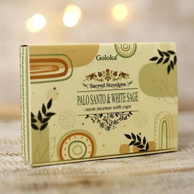 Caixa de incenso Goloka Palo Santo & White Sage com padrão geométrico e folhas