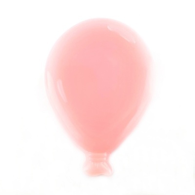 Balão cor-de-rosa brilhante sobre fundo branco