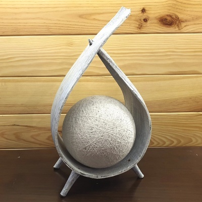 Escultura abstrata em madeira branca com esfera texturizada no interior