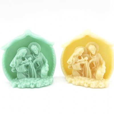 Dois presépios decorativos em cera, um verde e outro amarelo, com figuras da Sagrada Família.