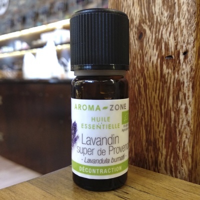 Frasco de óleo essencial Lavandin super de Provence da Aroma-Zone com tampa preta