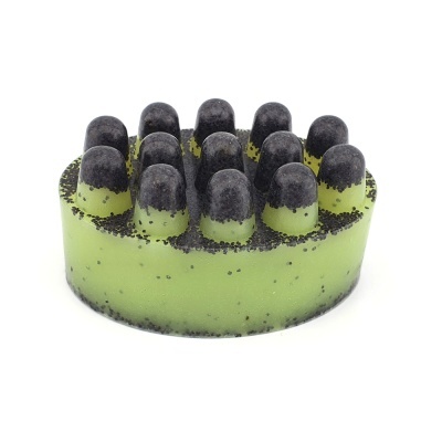 Sabonete verde com pontas pretas e pontos pretos sobre fundo branco