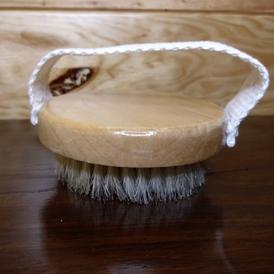 Escova redonda de madeira com cerdas naturais e alça branca de corda
