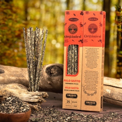 Embalagem vermelha de incensos orgânicos Palo Santo com palitos naturais em madeira