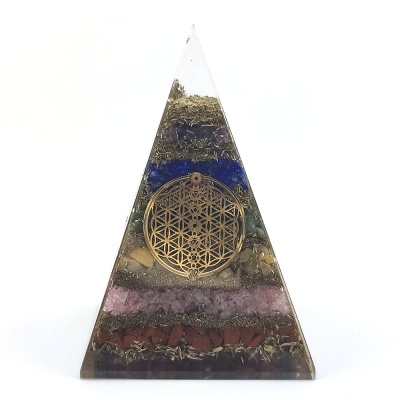 Pirâmide decorativa de resina com pedras coloridas e símbolo dourado central