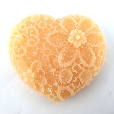 Sabonete em forma de coração com textura rendada e flores decorativas