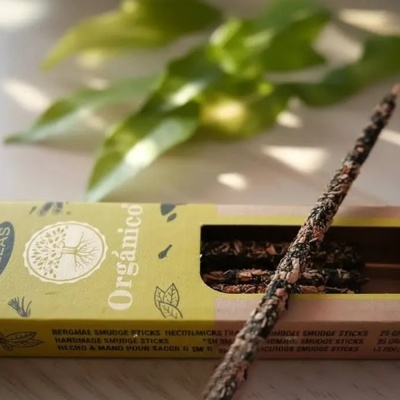 Pauzinhos de smudge orgânicos e embalagem amarela e verde