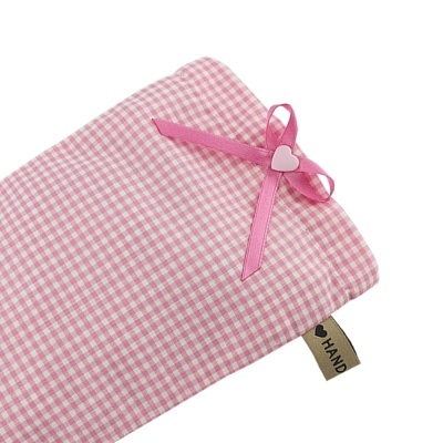 Estojo ou bolsa rosa com padrão xadrez e laço com coração