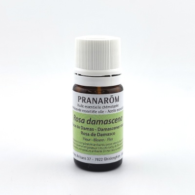 Frasco de óleo essencial de Rosa damascena da marca Pranarôm com rótulo branco e texto verde e preto.