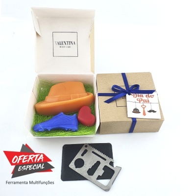 Sabonetes decorativos em caixa e ferramenta multifunções em fundo branco