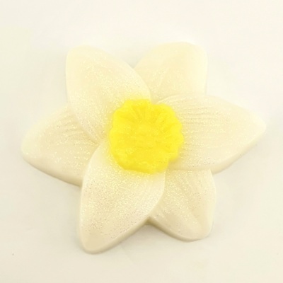 Flor artificial branca com centro amarelo sobre fundo branco