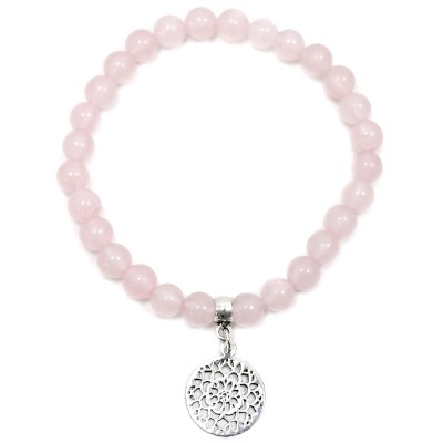 Pulseira rosa com contas redondas e pendente prateado decorado com padrão floral