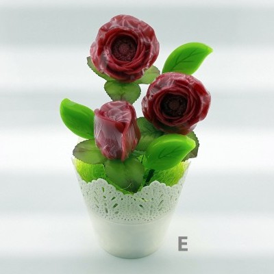 Vaso branco com rosas vermelhas e folhas verdes