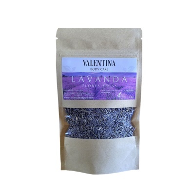 Pacote de papel kraft com flores secas de lavanda