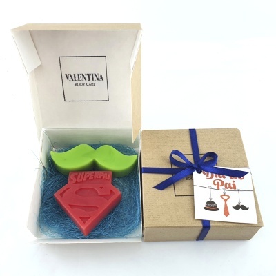 Caixa com sabonetes coloridos formato bigode verde e símbolo Super-Pai vermelho