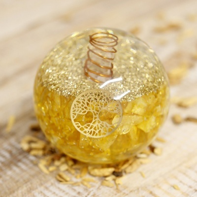 Ornamento esférico transparente com partículas douradas e espiral de metal