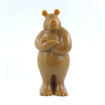 Figura de urso castanho em plástico com braços cruzados