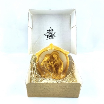 Presépio amarelo dourado em caixa com texto Feliz Natal