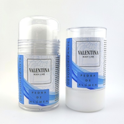 Desodorizantes em pedra de alúmen Valentina Body Care com rótulo branco e azul