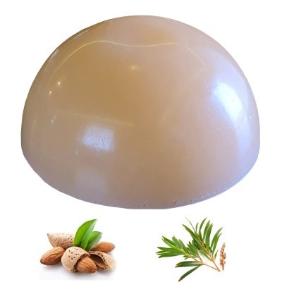 Produto semicircular bege com amêndoas e folhas ao lado