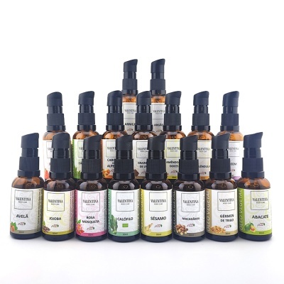 Frascos de óleo vegetal VALENTINA com tampas pretas e rótulos claros, dispostos em três filas