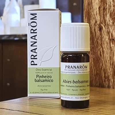 Frasco e caixa de óleo essencial Pranarôm de Pinheiro balsâmico em madeira