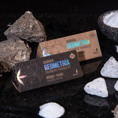 Caixas de incenso Sagrada Geometria com pedras e cinzas ao redor