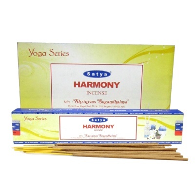 Caixa de incenso Satya Harmony e bastões marrons.