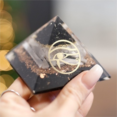 Pirâmide preta com símbolo dourado do Olho de Hórus
