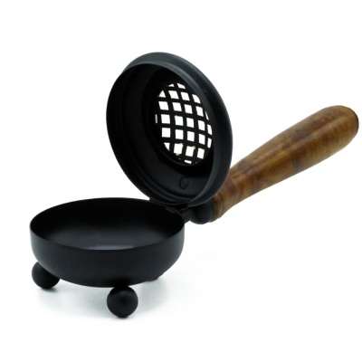 Braseiro portátil em ferro preto com cabo de madeira castanha e tampa com grelha em fundo branco