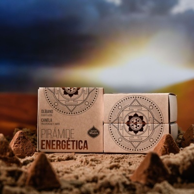 Embalagem de sabonete artesanal Pirâmide Energética com design geométrico e texto em papel kraft