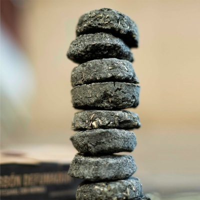 pilha de discos pretos com textura granulada