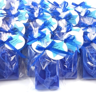 Lembranças em forma de sapatinhos azuis com embalagem de celofane e fita azul