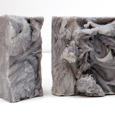 Dois sabonetes artesanais cinzentos com textura marmoreada em fundo branco