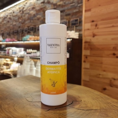 Frasco de champô Valentina Beauty Care para dermatite atópica em bancada de madeira