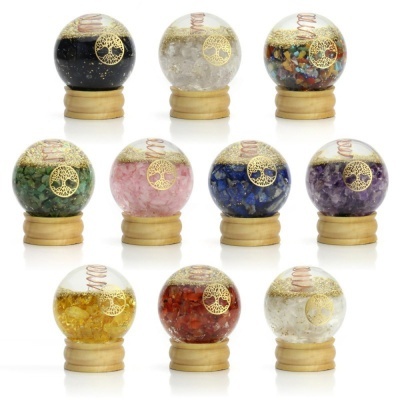 Dez esferas decorativas de resina com pedras coloridas e símbolo de árvore da vida em suportes de madeira