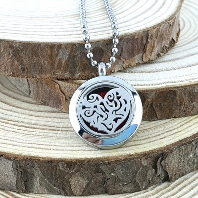 Colar prateado com pendente redondo decorativo em madeira