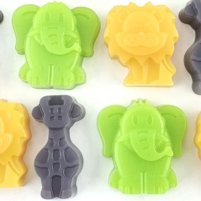 Seis sabonetes em forma de animais coloridos sobre fundo branco