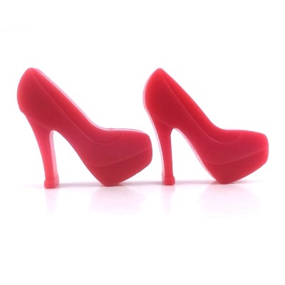 Sapatos femininos de salto alto vermelhos sobre fundo branco