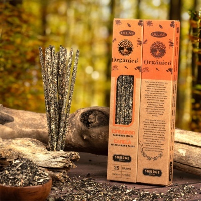 Pacote de incensos em pau orgânicos de canela Ullas com incensos expostos sobre madeira