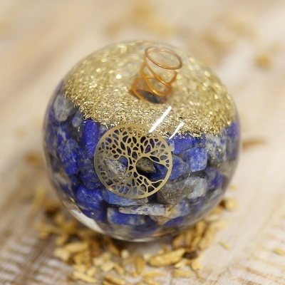 Esfera decorativa em resina com pedras azuis e ornamento metálico