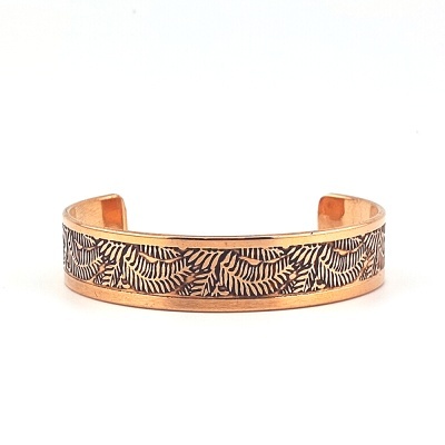 Pulseira de metal cobre com padrão de folhas gravadas