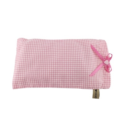 Travesseiro pequeno rosa com padrão aos quadrados e laço decorativo